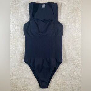 OQQ Black Square Neck Sleeveless Ribbed Bodysuit‎ Size Large Stretch